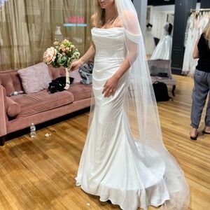 *Never Worn * New * wedding dress!!